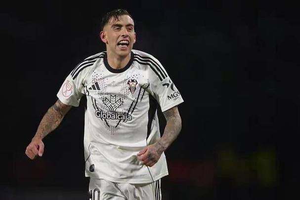 emo了！皇马被淘汰，阿韦洛亚乘坐大巴离开时头靠后座满脸愁容