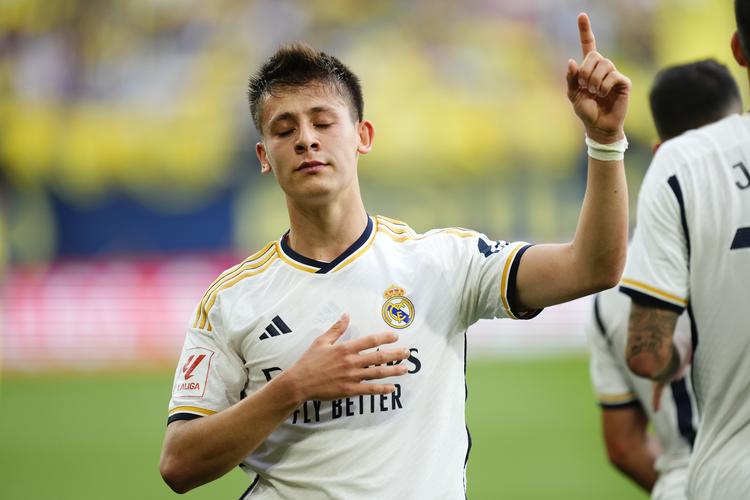 星月弯刀，居莱尔成为第4位在欧冠14决赛进球的土耳其球员