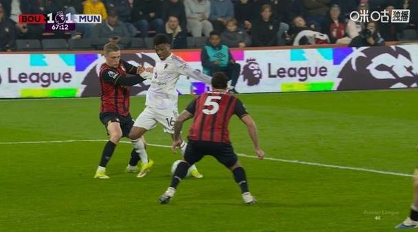 门迪禁区内在塔的防守下倒地，裁判没有表示