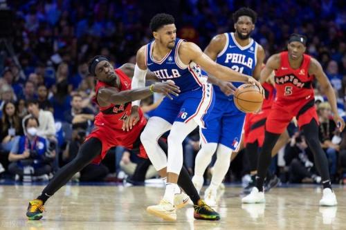 小马哥冲击！马克西上半场12中5&罚球6中4砍下16分5助没有失误