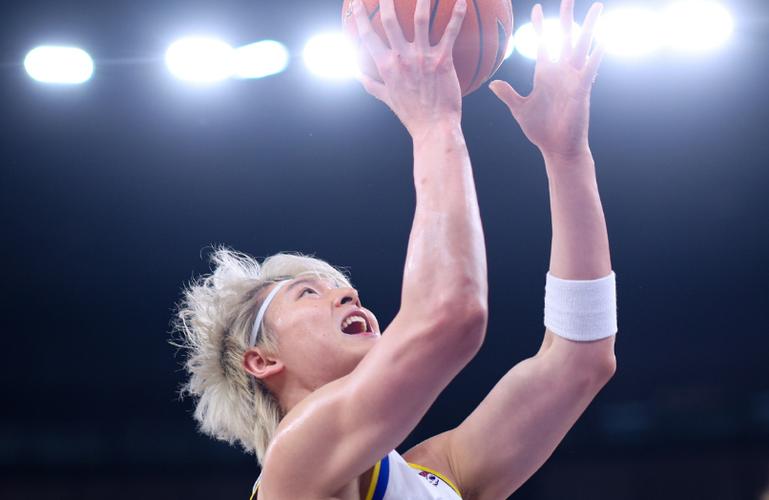 上海力克广州豪取20连胜王哲林20+16张镇麟14+5伯顿36+10