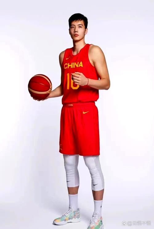 焦泊乔投入训练！笑容满面，开心给球迷签名