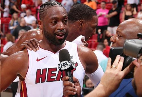 心态崩了福法纳被换下时拒绝与教练握手，径直走向更衣室