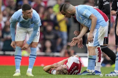 英超官方回顾曼城枪手首回合交锋，马丁内利替补登场补时吊射绝平