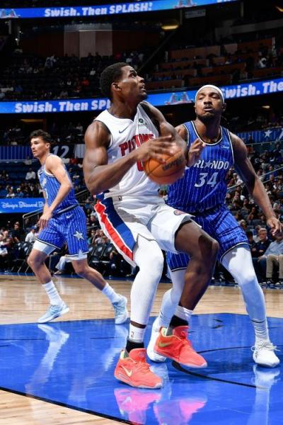 首场以下克上！魔术爆冷活塞大比分10班凯罗23+9坎宁安39+5