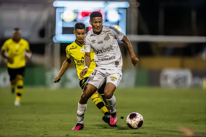 巴媒：格雷米奥将租借20岁日本中场高崎天史郎，将效力U20梯队