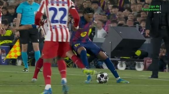 世体：巴萨考虑过B席、莱奥等人，但他们目前都不是优先选择